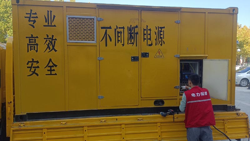 秦淮柴油发电机组和UPS电源配合使用时，如何避免切换过程中的电力中断？